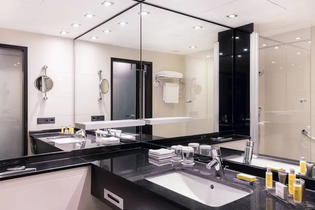 غرفة سوبيريور بسريرين مزدوجين، Munich Marriott Hotel 3/6