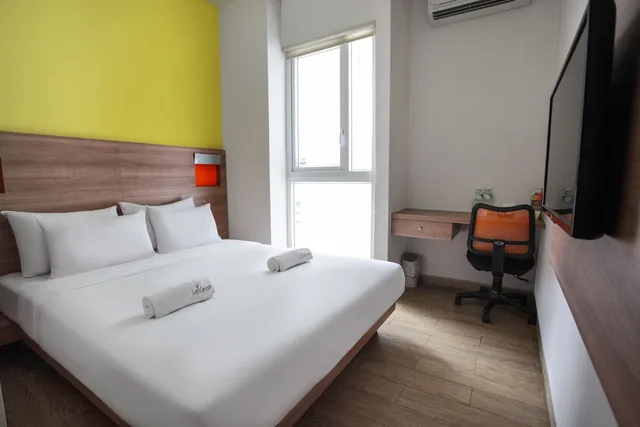 غرفة بسرير مزدوج، LeGreen Suite Kuningan 1/4