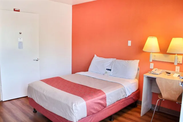 1 Full Bed - ADA/RI Shower/Micfridge، Motel6 Atascadero, CA 4/10