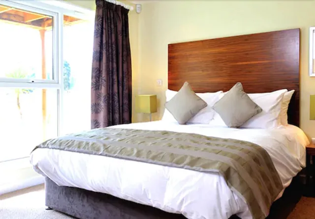 2 Bedrooms, Lodge, King Bed, Sofa، The Cornwall Hotel Spa Estate 1/4