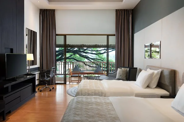 غرفة بسريرين مزدوجين بإطلالة على الحديقة بشرفة، Le Meridien Chiang Rai Resort 2/3
