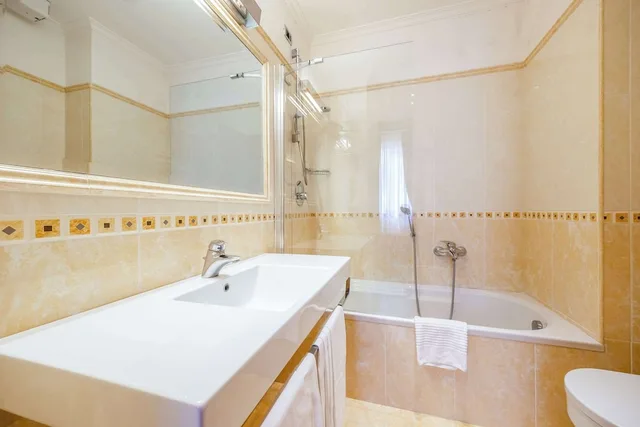 غرفة رباعية بسرير مزدوج وسريرين منفصلين، Clarion Collection Hotel Principessa Isabella 5/5