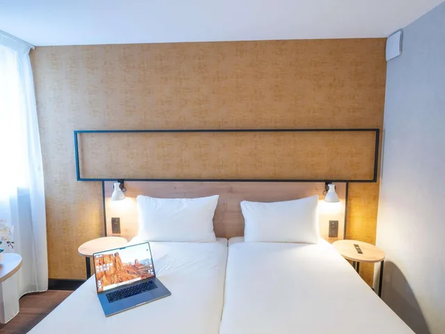 غرفة متصلة بسرير مزدوج وسريرين منفصلين، Kyriad Paris Nord Porte de Saint Ouen Formely Alliance Hotel Paris Porte de Saint Ouen 16/20