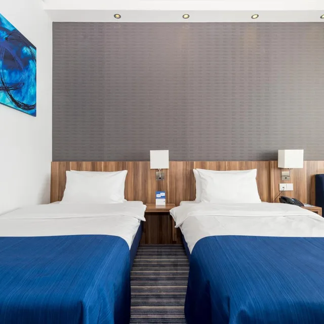 غرفة بسرير مزدوج بإطلالة على الفناء، HOLIDAY INN EXPRESS BREMEN AIRPORT 6/10