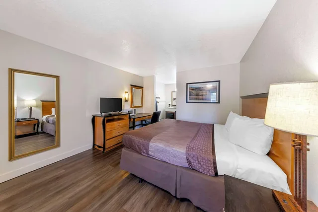 غرفة قياسية بسرير كوين، Rodeway Inn At Nevada State Capitol 4/6