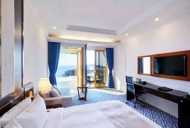 غرفة بسرير كينج بإطلالة على البحر مع أريكة بجاكوزي، Goldone Hotel And Suites 1/10