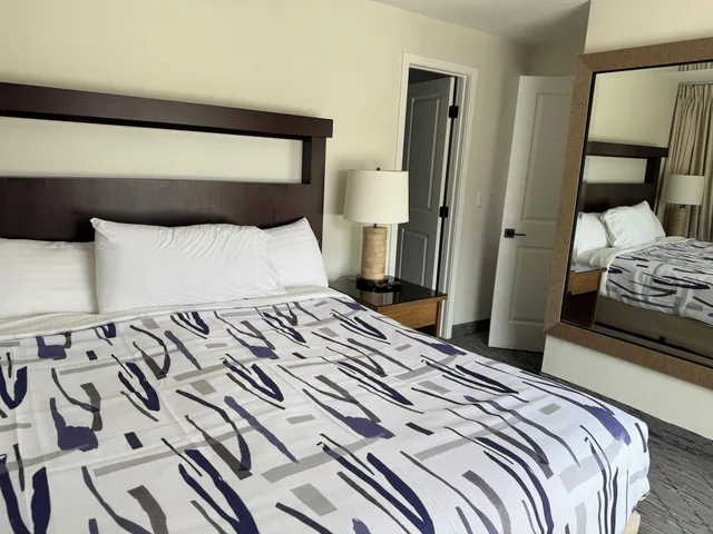 Suite, Snowshoe Motel 2/5
