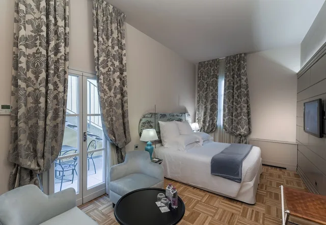 جناح جونيور، Hotel Number Nine 3/3
