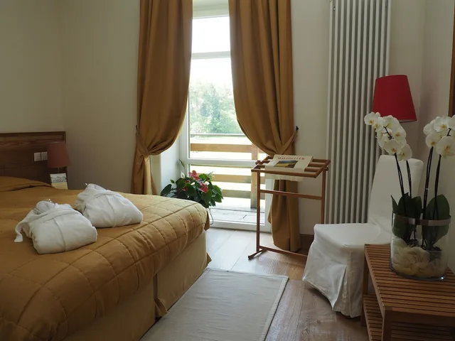 شقة كومفورت بسرير كوين بغرفة نوم واحدة مع أريكة بمطبخ صغير في الملحق، Maloja Palace 3/5