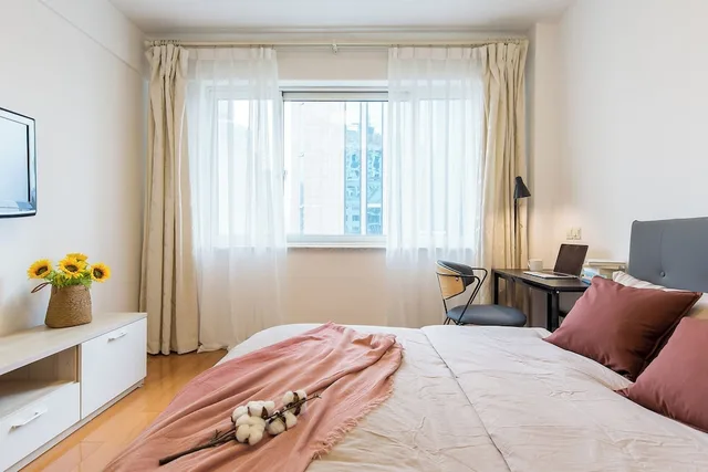 2 Bedrooms, Senior, Apartment, 2 Queen Beds, Kitchen, Book and Bed-People's Square 10/10