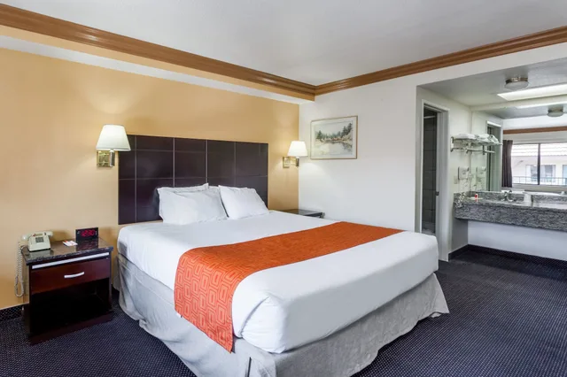 غرفة قياسية بسرير كينج، Howard Johnson by Wyndham Norco 4/7
