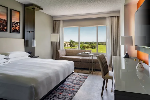 Pure, King Bed, Sofa، Fort Lauderdale Marriott Coral Springs Hotel & Convention Center 2/3