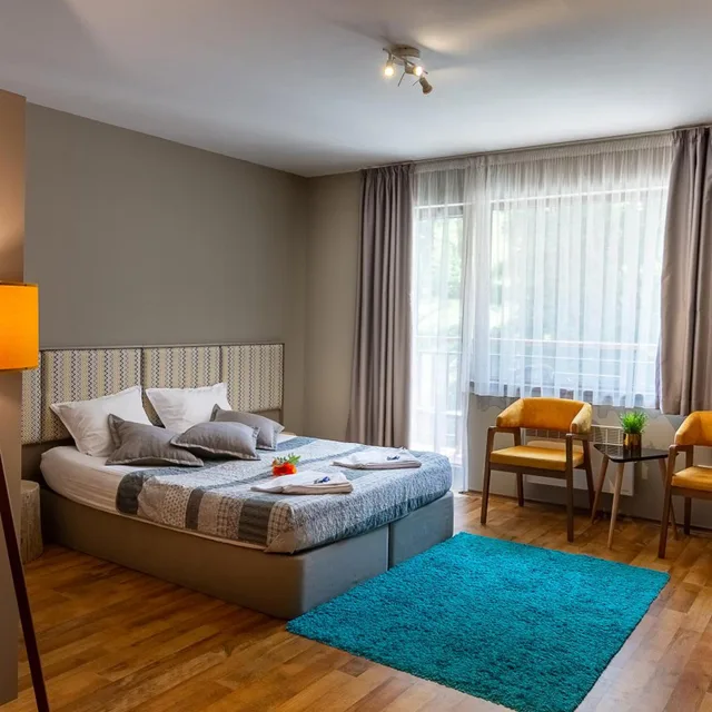 Room, Double Bed, Large, Sunny Hills Ski 1/4