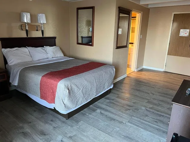 Room, King Bed, Howard Johnson 1/9