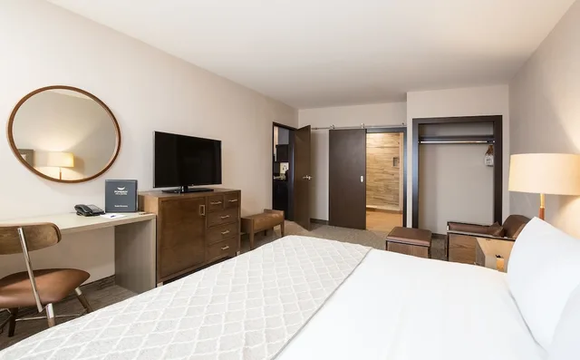 جناح تنفيذي بسرير كينج مع أريكة، Pomeroy Inn & Suites Prince George 1/3