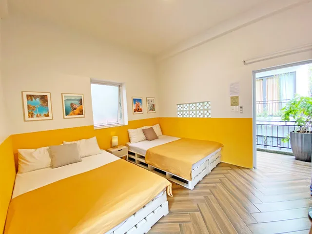 غرفة بسريرين مزدوجين بإطلالة على الحديقة بشرفة، The Bay - Ha Long Homestay 2/2