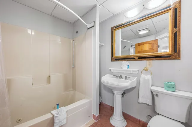 غرفة ديلوكس بسرير كينج للمدخنين، Cedar Park Whirlpool Suites 4/5