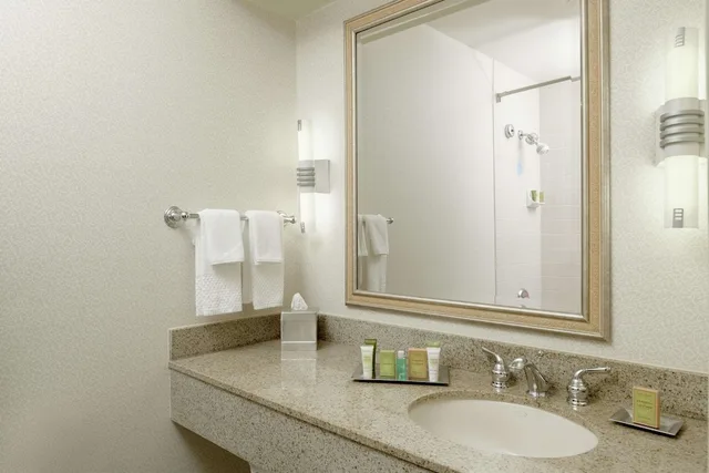 Redesigned, Suite, King Bed، Hilton Suites Boca Raton 8/10