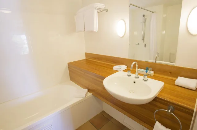 room, multiple beds, garden view، Novotel Sunshine Coast Resort 2/4