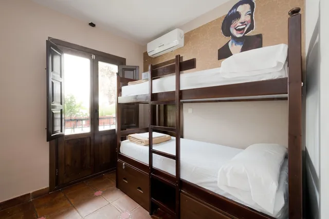 سكن مشترك مختلط بستة أسرّة، Oasis Backpackers Hostel Granada 1/5
