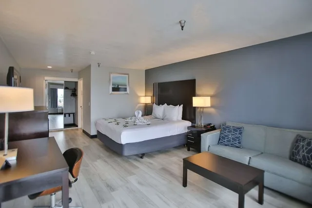 Standard, King Bed, Best Western Surf City 4/10
