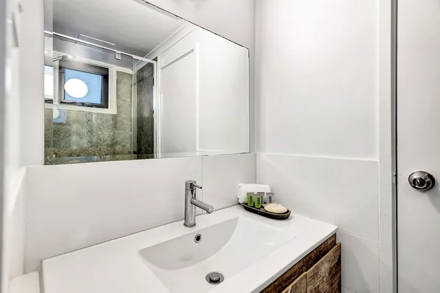 غرفة تقليدية بسرير كوين وسرير فردي بمطبخ صغير، Montego Mermaid Beach Motel 6/8