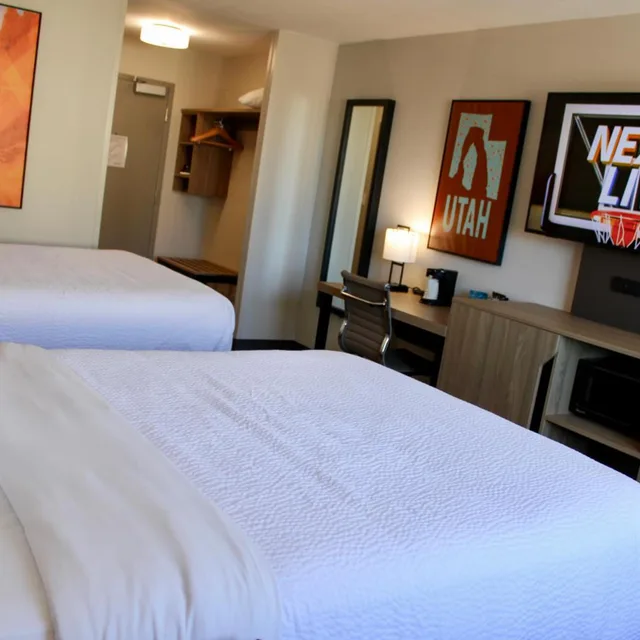 Room, Quadruple, 2 Queen Beds, Pet Friendly, The Cairn Hotel 3/5