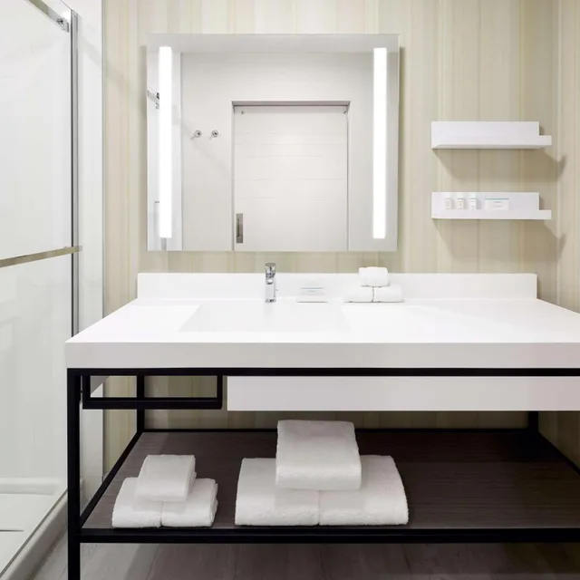 غرفة بريميوم بسرير كينج وسريرين كوين في الطابق العلوي، Hilton Garden Inn Montreal Midtown 7/8
