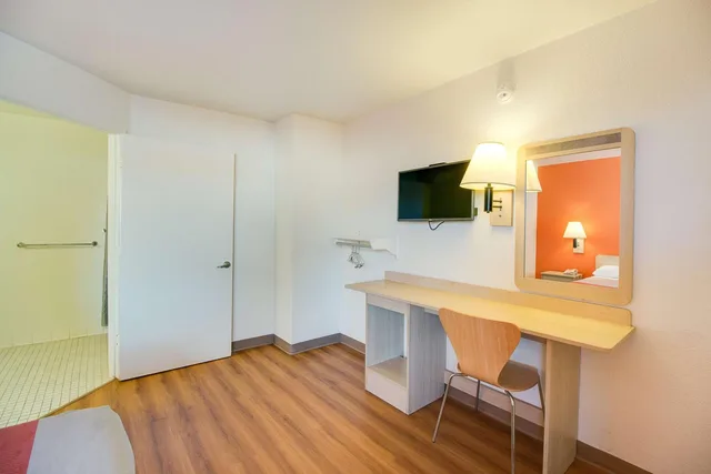 غرفة بسرير كوين، Motel6 Phoenix, AZ - East 5/10