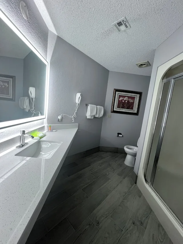Executive, Suite, King Bed, Jetted Tub, Apple Tree Inn and Suites 10/10