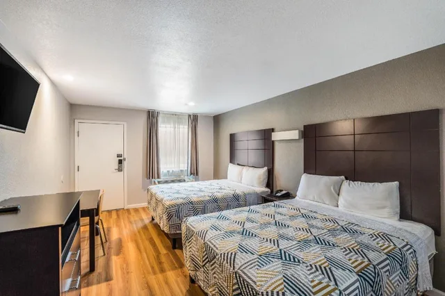 2 Queen Beds Non-Smoking, Micfridge، Motel6 Dallas, TX 2/9