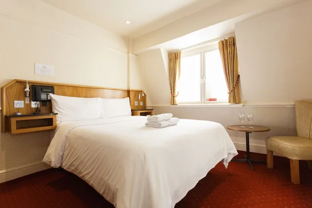 Room, Twin Beds, Morgan Hotel 2/4