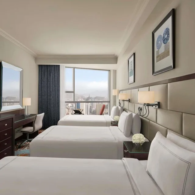 غرفة كلاسيكية ثلاثية بإطلالة على الكعبة، فندق مكة سويس أوتيل(Swissotel Makkah) 1/6