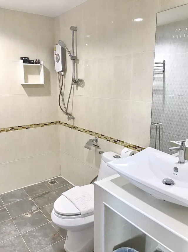 Deluxe, Double Bed, Lateral Side Sea View، The Beach Front Resort Pattaya 8/8