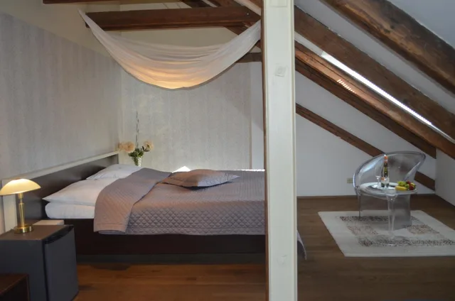 جناح، HOTEL PEREGRIN 5/7