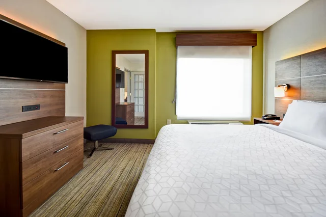 غرفة بسرير كينج بغرفة نوم واحدة مع أريكة، Holiday Inn Express Newport North - Middletown 1/5
