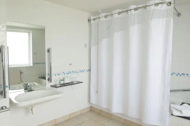 غرفة قياسية بسرير مزدوج لذوي الإعاقة، HOLIDAY INN CARDIFF CITY CENTRE 7/8