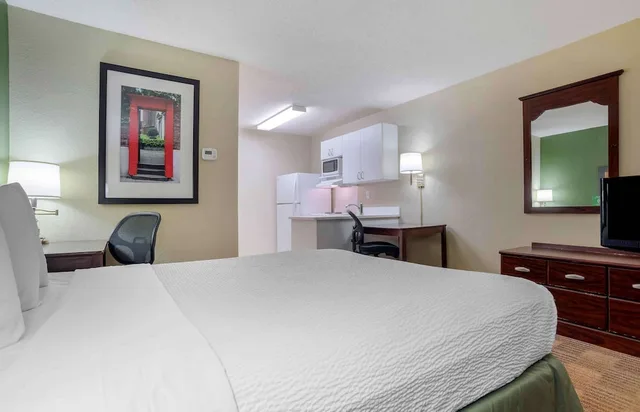 استوديو بسرير كوين، Studio 6 Extended stay Huntsville, AL - US Space & Rocket Center 1/6