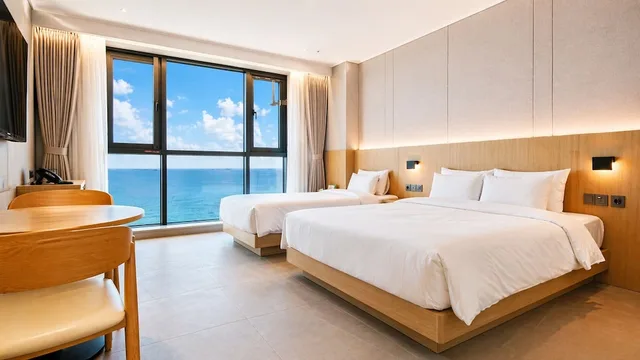 غرفة عائلية بسريرين منفصلين وسرير كينج وسرير فردي بإطلالة على البحر، Hotel Laon 6/10