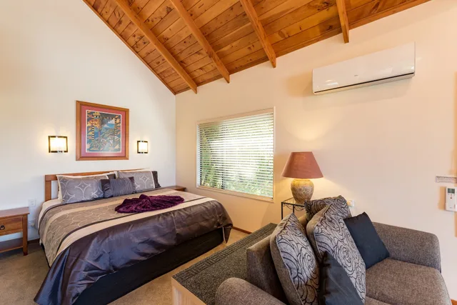 Tree Top, Studio, King Bed, Hot Tub، Abri Apartments 5/10