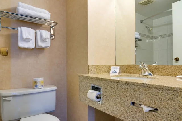 غرفة ديلوكس بسرير كينج وسريرين كوين، Days Inn by Wyndham Calgary South 6/7