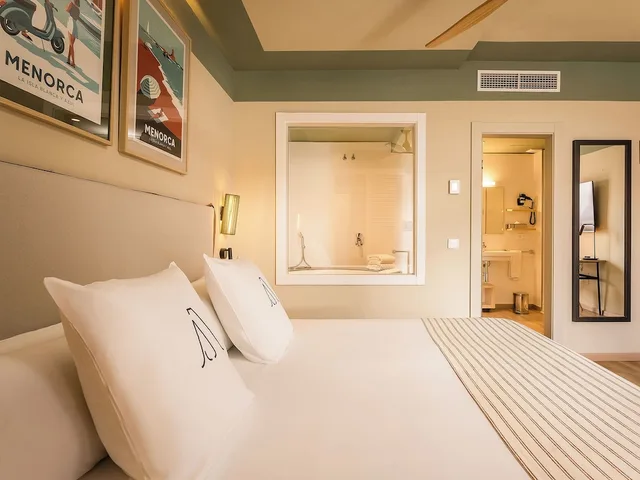 Superior, Queen Bed, Hot Tub, Hotel Artiem Capri 7/10