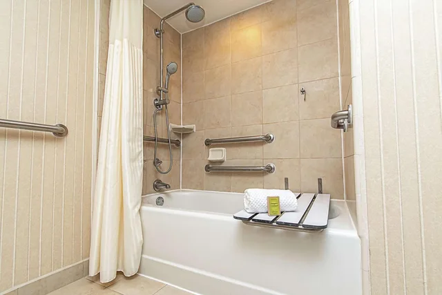 غرفة بسريرين مزدوجين بحوض استحمام لذوي الإعاقة، Doubletree By Hilton Hotel Lafayette 3/4