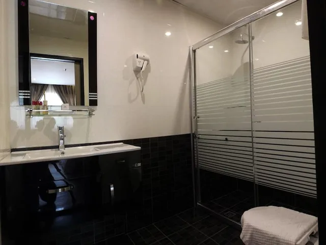 غرفة قياسية بسرير كينج، Mandarin Hotel 2/2