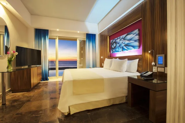 Altitude, Swim Out, Junior Suite, King Bed, Ocean Front, Sofa، Krystal Grand Los Cabos All Inclusive 3/4