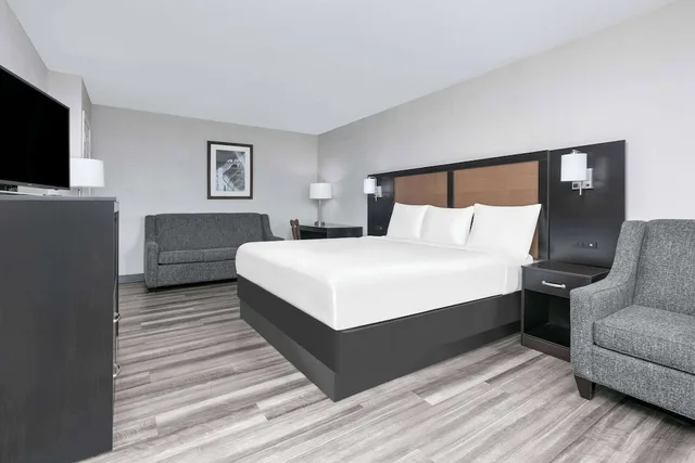 غرفة بسرير كينج، Baymont by Wyndham Austin University Area 3/5