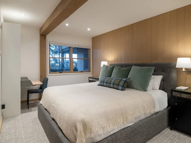 شقة سكنية بسرير كينج وسرير كوين وسرير فردي بغرفتي نوم، Top of the Village - Destination Hotels & Resorts 1/3