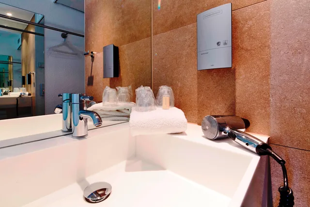غرفة قياسية بسرير مزدوج، B&B Hotel Koln-West 3/4