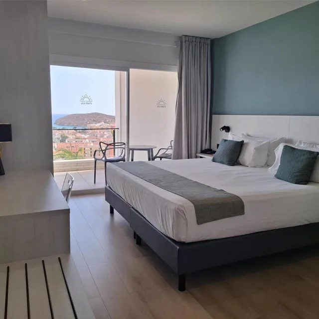غرفة بريميوم ديلوكس بإطلالة على البحر، Ramada Resort by Wyndham Puerto de Mazarron 1/5