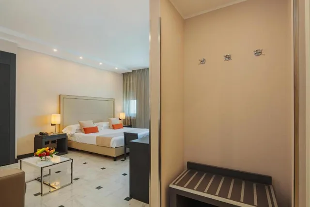 جناح جونيور، Hotel Excelsior 4/4